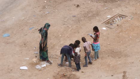 Eine-Afrikanische-Mutter-Und-Ihre-Fünf-Söhne-Suchen-Auf-Der-Straße-Nach-Etwas-Nützlichem