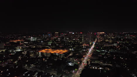 San-Jose-California-Antena-V2-Cinemática-Drone-Flyover-Santa-Clara-Street-Al-Otro-Lado-De-La-Ciudad-Capturando-Tráficos-Ocupados-Y-El-Paisaje-Urbano-Iluminado-Del-Centro-Por-La-Noche---Filmado-Con-Mavic-3-Cine---Junio-De-2022