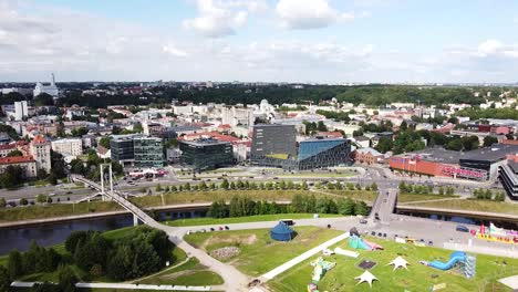 Isla-De-Nemunas-Y-Paisaje-Urbano-De-Kaunas-En-Un-Día-Soleado-Y-Brillante,-Vista-Aérea