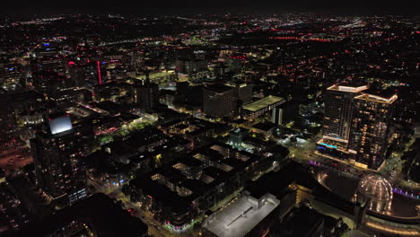 San-Jose-California-Antena-V4-Cinemática-Vista-De-Pájaro-Drone-Paso-Elevado-En-El-Centro-De-La-Ciudad-Capturando-El-Paisaje-Urbano-Iluminado-Y-Las-Calles-Bulliciosas-En-La-Noche-Desde-Arriba---Filmado-Con-Mavic-3-Cine---Junio-De-2022