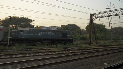 Vista-Lateral-De-Un-Tren-En-Movimiento-Que-Sale-De-La-Estación,-India