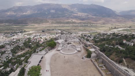Antenne-über-Der-Festung-Gjirokaster-Mit-Blick-Auf-Die-Gut-Erhaltene-Osmanische-Stadt-Gjirokaster-Albanien