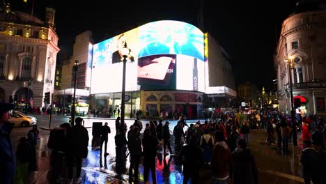 Ein-Schuss-Der-Piccadilly-Circus-Street-Mit-Vielen-Touristen-Nachts-In-London,-Vereinigtes-Königreich