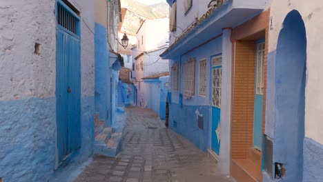 Quaint-street,-blue-city-of-Chefchaouen,-Morocco