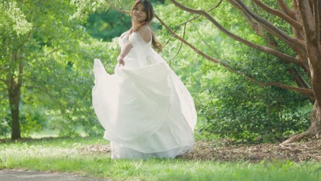 Schöne-Latina-Braut-In-Atemberaubendem-Und-Wunderschönem-Hochzeitskleid