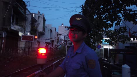 Bahnarbeiter-Bereitet-Sich-Auf-Den-Zug-Von-Saigon-Nach-Hanoi-Vor,-Um-Am-Frühen-Morgen-Durch-Eine-Belebte-Straße-Von-Saigon-Zu-Fahren