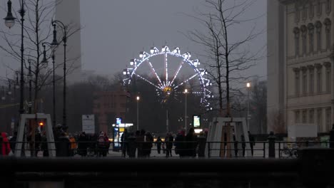 Noria-Brillante-En-El-Centro-De-La-Ciudad-De-Berlín,-La-Gente-Camina-En-Primer-Plano