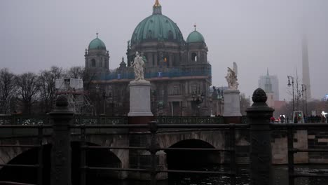 Schönheit-Des-Berliner-Doms-Am-Nebligen-Abend,-Statische-Fernsicht