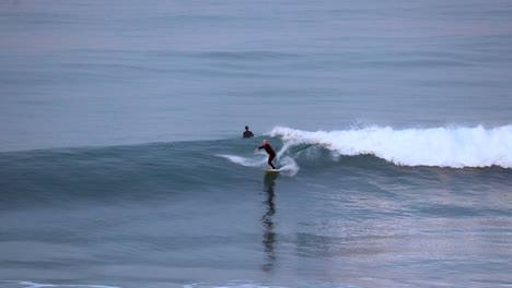 Ein-Unkenntlicher-Surfer-Auf-Einer-Welle-In-Kalifornien