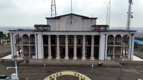 Statische-Weitwinkelaufnahme-Eines-Gebäudes-Im-Kolonialstil-In-Nigeria