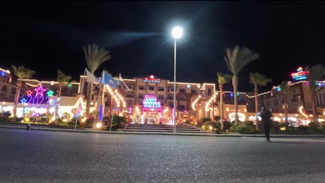 Hurgada,-ägypten-29.-Dezember-2022:-Nachtzeitraffer-Der-Straße-Hurgada-Hawaii-Caesar-Palace-Aqua-Park-Hotel