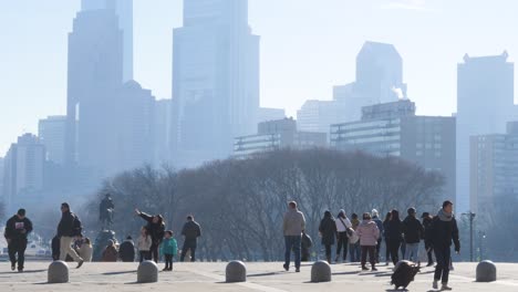 Leute,-Die-In-Zeitlupe-Zum-Philadelphia-Museum-Of-Art-Mit-Wolkenkratzern-Im-Hintergrund-Gehen