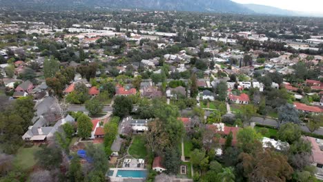 Vista-Aérea-Del-Barrio-Residencial-De-Pasadena-California-Usa-Entre-El-Estadio-Rose-Bowl-Y-La-Autopista-Interestatal-210,-Estableciendo-Disparos-De-Drones