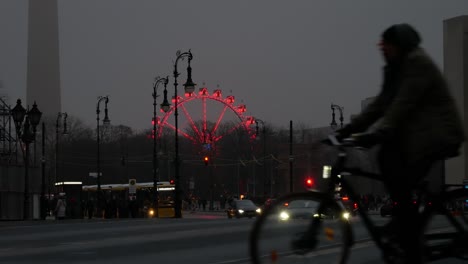 Berlin-city-traffic-and-glowing-Ferris-wheel-at-night,-static-view