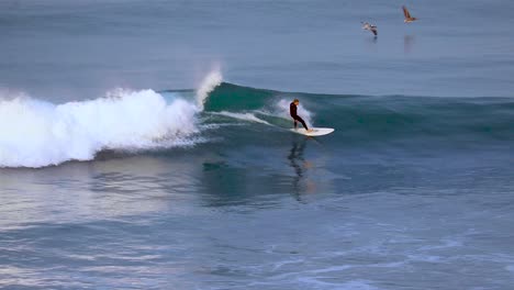 Un-Surfista-Irreconocible-Surfeando-En-Una-Ola-En-Carlsbad