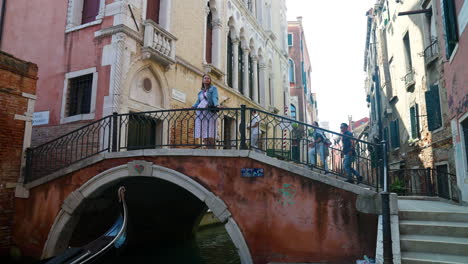Kaukasischer-Tourist-Auf-Der-Brücke-In-Der-Historischen-Stadt-Venedig,-Italien