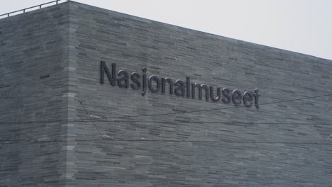 Nationalmuseum-Schilderbeschriftung-Am-Gebäude-Bei-Schneefall-In-Oslo,-Norwegen