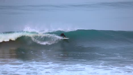 Un-Surfista-Irreconocible-Se-Mete-En-Una-Ola-En-Carlsbad-California