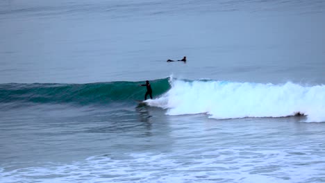 Kalifornischer-Surfer,-Der-Eine-Welle-Reitet