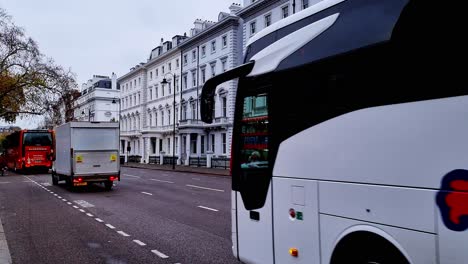 Autos-Und-Busse-Fahren-Auf-Der-Straße-Vorbei