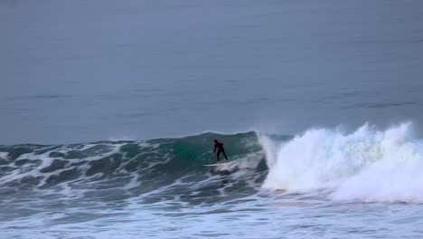 Ein-Nicht-Erkennbarer-Surfer-Fängt-Eine-Große-Welle-In-Carlsbad,-Kalifornien
