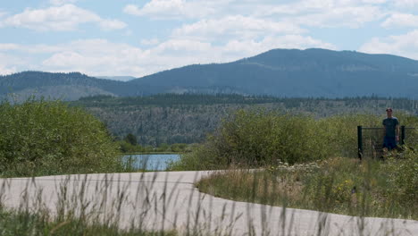 Radfahrer,-Die-An-Einem-Warmen-Sommertag-In-Den-Rocky-Mountains-Von-Colorado-Um-Den-Lake-Dillon-Reisen