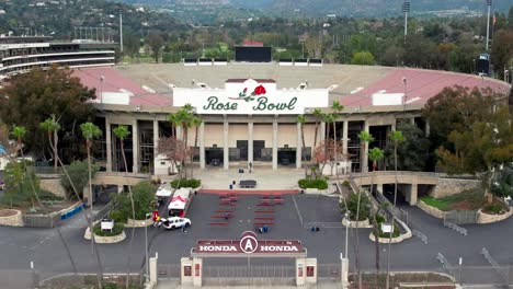 Aerial-rising-view-of-Rose-Bowl-Stadium-on-Famous-Rose-Bowl-game,-Penn-State-Vs-Utah