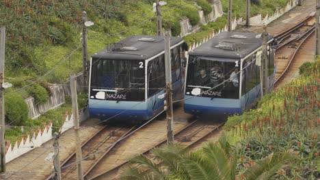 Conducir-Trenes-Funiculares-O-Cabinas-Que-Se-Cruzan-En-Nazare,-Portugal