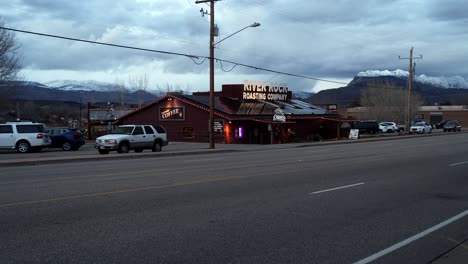 The-River-Rock-Roasting-Company-in-La-Verkin,-Utah---nighttime-time-lapse-cloudscape