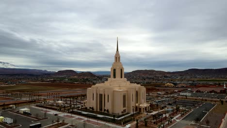 Parallaxe-Aus-Der-Luft-Umkreisen-Blick-Auf-Die-Roten-Klippen-LDS-Tempel-In-St