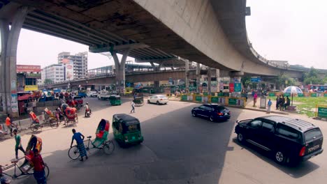 Eine-Stark-Befahrene-Straße-Unter-Einer-Überführung-In-Dhaka,-Bangladesch
