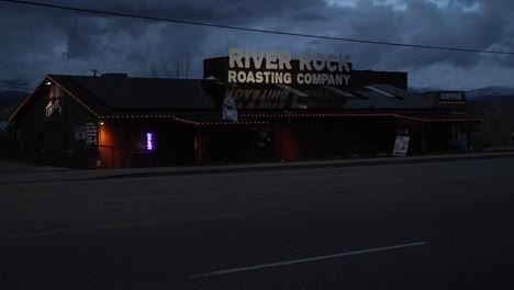 River-Rock-Roasting-Company-small-t0wn-diner-in-La-Verkin,-Utah-at-nighttime
