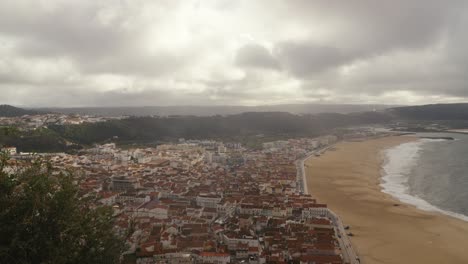 Ciudad-Y-Playa-De-Nazare-En-Portugal,-Mal-Tiempo-Nublado,-Vista-Estática-De-Gran-Angular