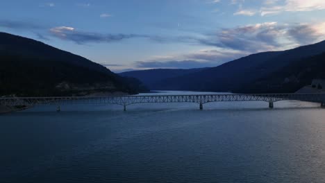 Luftaufnahme-Der-Koocanusa-Brücke-Bei-Sonnenuntergang,-Rexford,-Montana,-Vereinigte-Staaten---Drohnenaufnahme