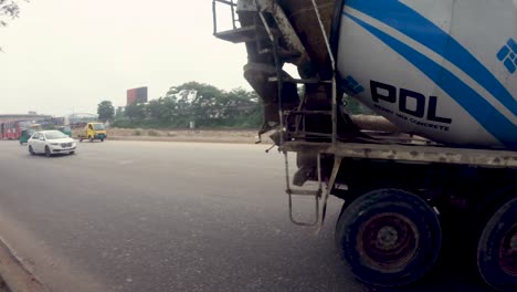 Los-Vehículos-Se-Mueven-Rápido-En-La-Concurrida-Carretera-En-Dhaka,-Bangladesh