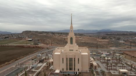 El-Templo-Lds-De-Los-Acantilados-Rojos-En-St