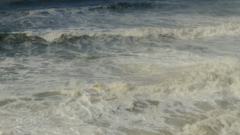 Raues-Stürmisches-Meer-In-Nazare-Portugal,-Kleine-Wellen-Und-Schaum,-Von-Oben-Nach-Unten-Hochwinkelstabile-Schlechte-Wetteransicht