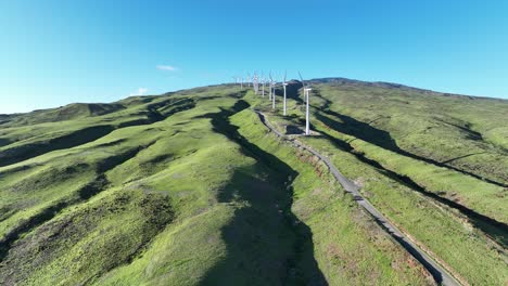 Windpark-West-Maui,-Weiße-Windmühlen-Auf-Einem-üppig-Grünen-Bergrücken,-Der-Saubere,-Erneuerbare-Energie-Erzeugt