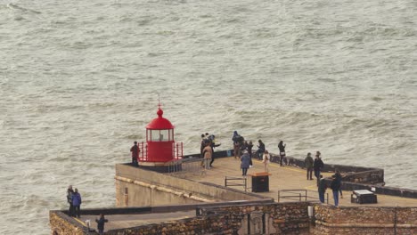 Vista-De-Los-Turistas-Que-Visitan-La-Vista-Al-Mar-Desde-Farol-Da-Nazaré