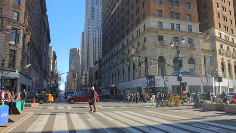 Cámara-Lenta-De-Peatones-Y-Vehículos-Cruzando-Las-Calles-De-Manhattan-En-La-Ciudad-De-Nueva-York