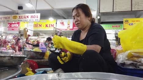 Frau-Häuten-Lebende-Frösche-Auf-Dem-Fischmarkt-Von-Saigon,-Vietnam