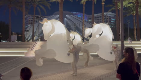 Künstler-Treten-Mit-Aufblasbaren-Pferden-Auf-Der-Expo-Dubai-2020-Auf
