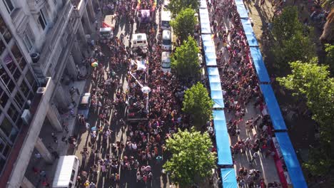 Menschen,-Die-Während-Des-Marsches-Der-Lgbt-stolzparade-Durch-Die-Straßen-Von-Buenos-Aires-Gehen