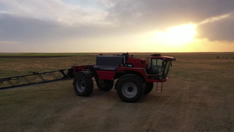 Geparkter-Horsch-Selbstfahrspritze-Bei-Sonnenuntergang-Auf-Bauernhof