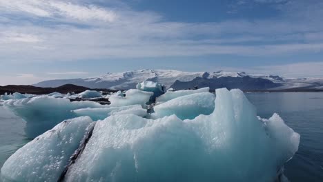 Stunning-icebergs-floating-in-Jokulsarlon-glacier-lagoon,-dramatic-view-in-Iceland