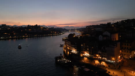 Sonnenuntergang-Steigender-Drohnenschuss-Eines-Wunderschönen-Flussstadtbildes-In-Porto,-Portugal