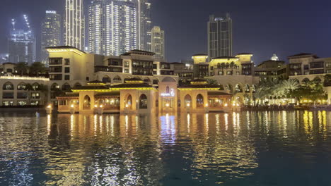 Restaurante-Thiptara-Por-La-Noche-Visto-En-El-Reflejo-De-La-Fuente-De-Dubai