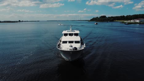 Luxuriöse-Weiße-Yacht,-Die-Auf-Dem-Wasser-Segelt,-Vorderansicht