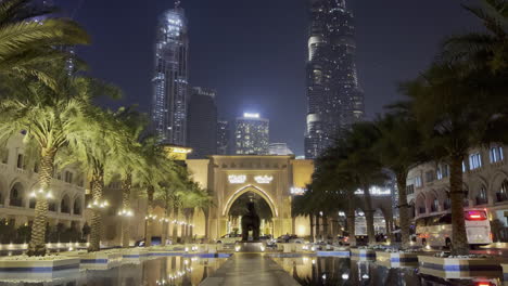 Incline-Hacia-Arriba-Desde-El-Punto-De-Vista-Naddaf-En-La-Ciudad-De-Dubai-Hasta-El-Espectáculo-De-Luces-Burj-Khalifa-Por-La-Noche,-Un-Lugar-Famoso-Para-Tomar-Fotografías-Para-Las-Redes-Sociales