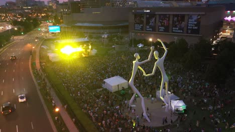 Skulpturpark-Nachtkonzert-In-Der-Innenstadt-Von-Denver-Am-Speer-Boulevard